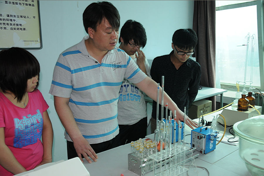 建筑工程系老师正在给员工讲解室内空气采样操作和使用